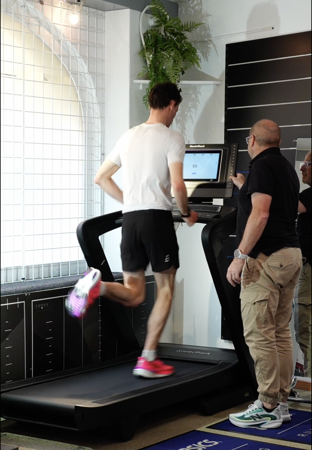 Analyse de foulée sur tapis chez JMove, Neuchâtel