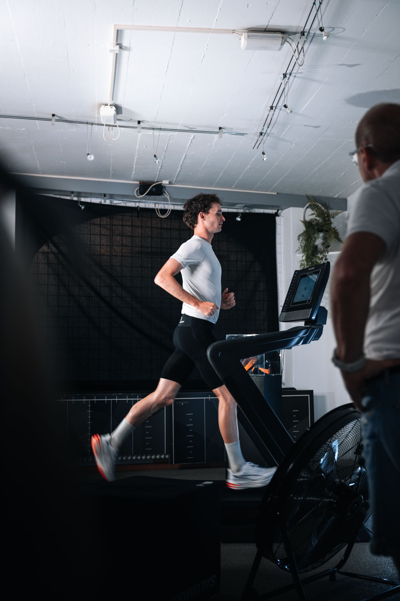 Coureur sur le tapis d'analyse de foulée chez JMove